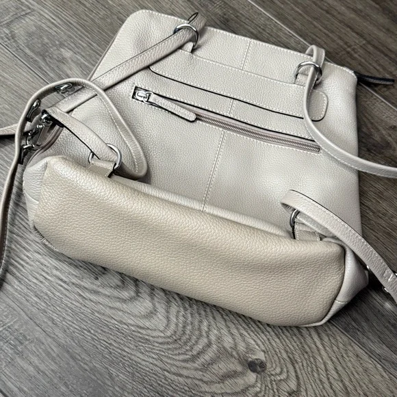 Clarks Pebbled Taupe/Beige Leather Convertible Backpack Shoulder Sling Bag Purse - Picture 3 of 5